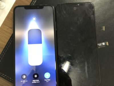 北九州市小倉北区よりiPhoneXSMaxの液晶不具合