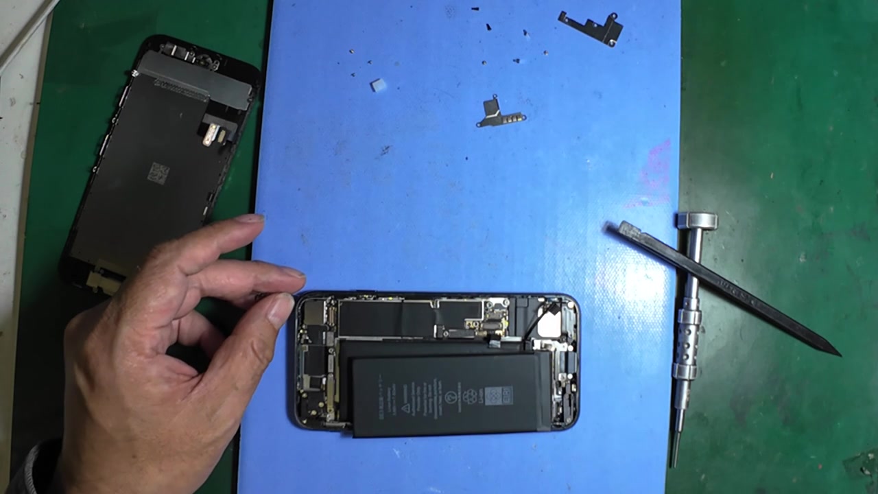 iPhone SE3を分解して画面を開いた状態