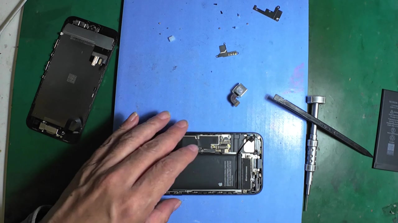 iPhone SE3内部 リアカメラとバッテリー交換作業