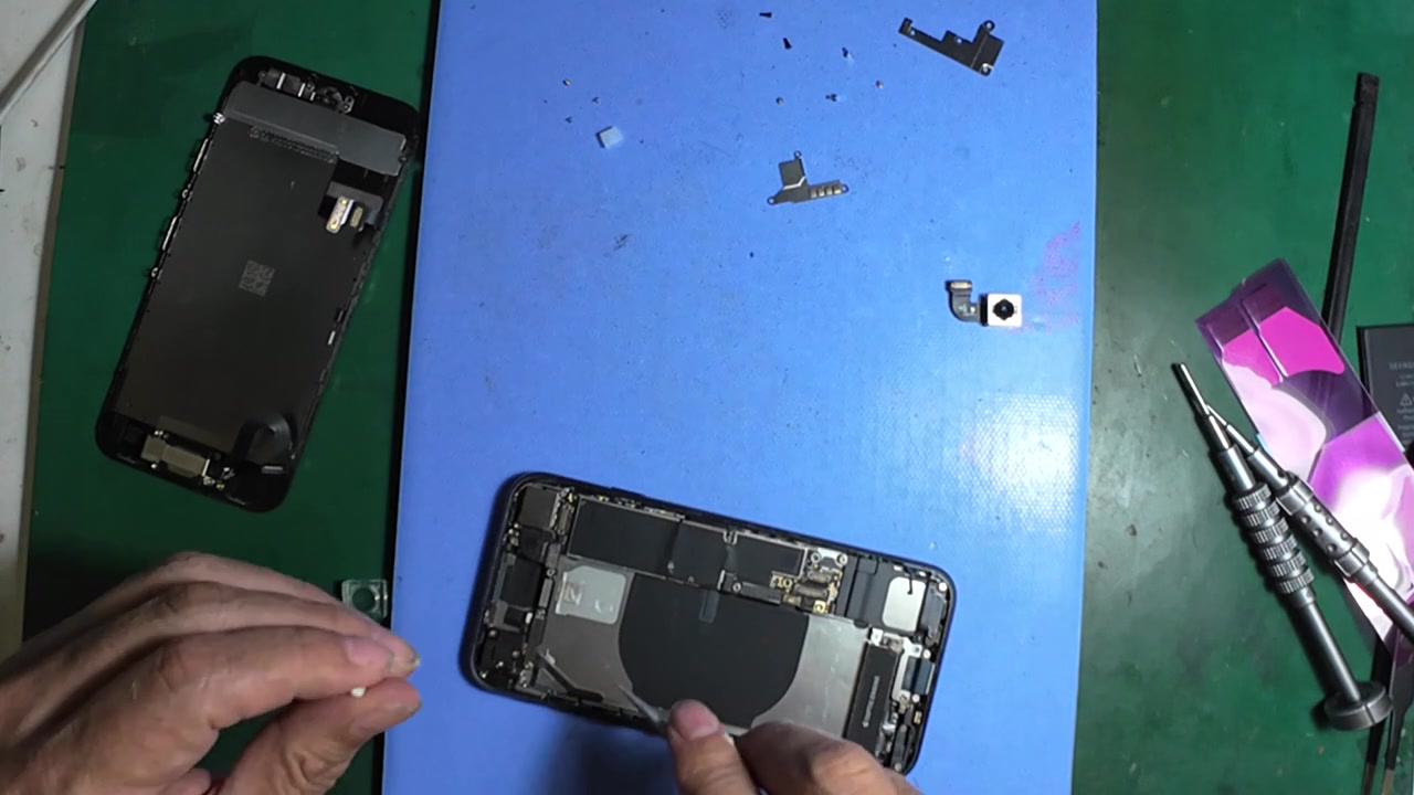iPhone SE3 リアカメラ交換修理中の様子