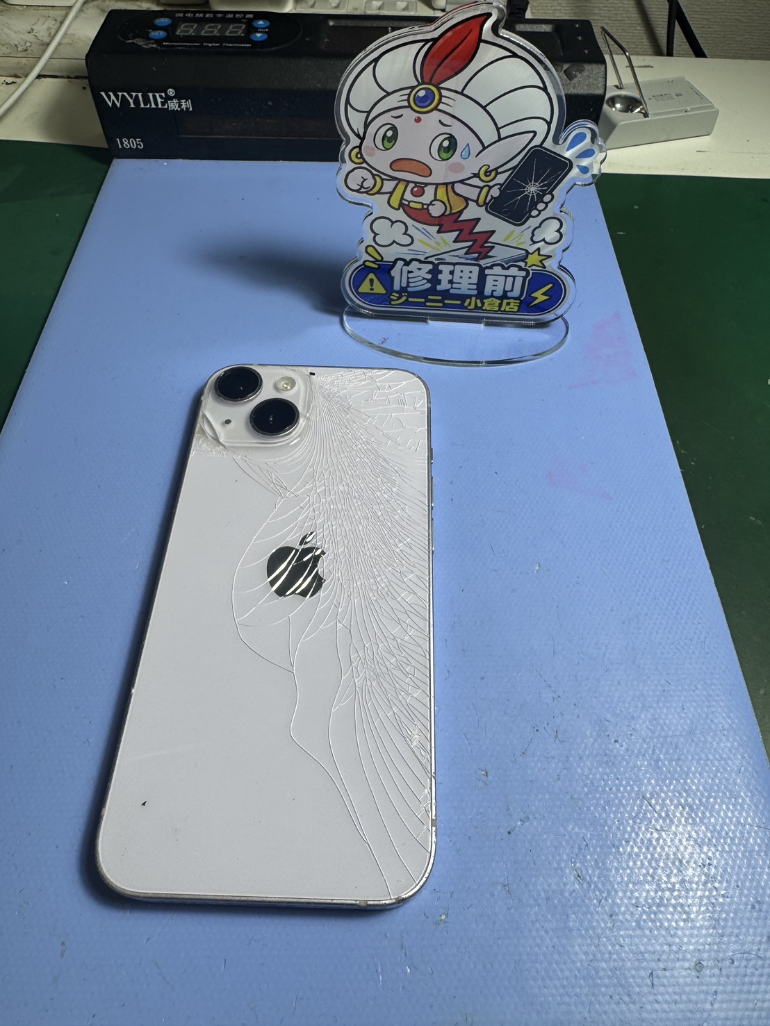 iPhone14のバックパネル割れ修理前の状態 ジーニー小倉店