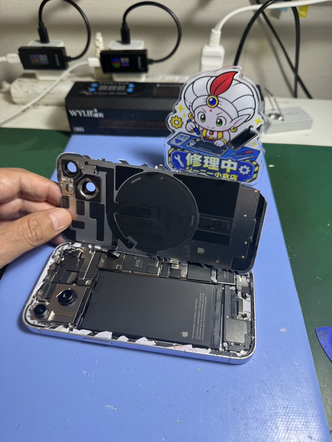 iPhone14バックパネル交換の分解作業中