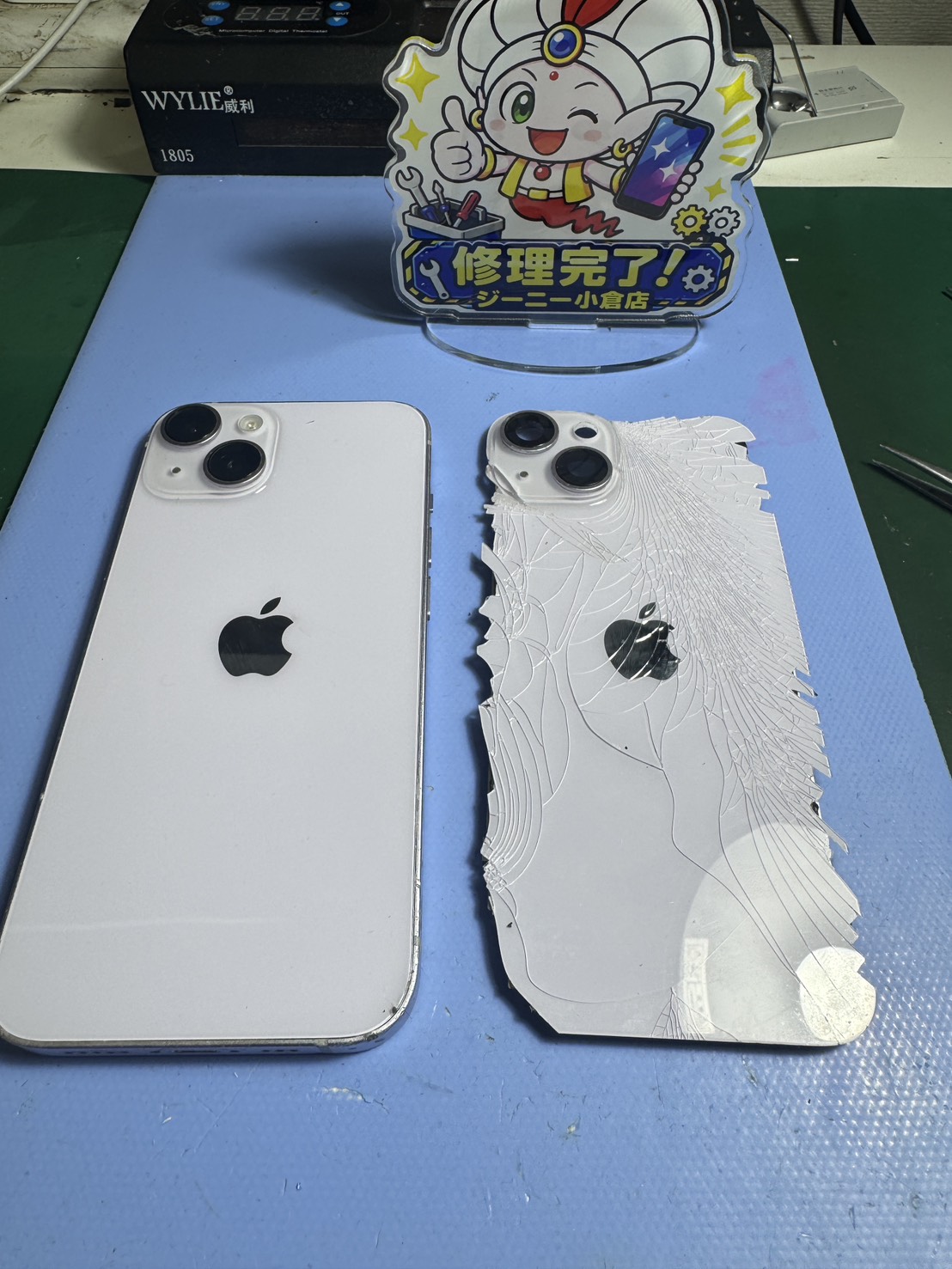 iPhone14バックパネル交換修理完了後と交換前パネルの比較