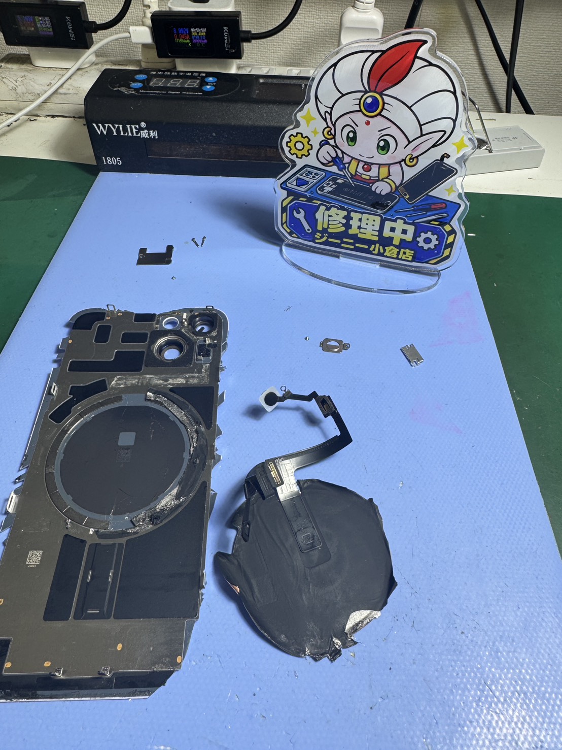 iPhone14バックパネル交換で内部パーツを取り外している様子
