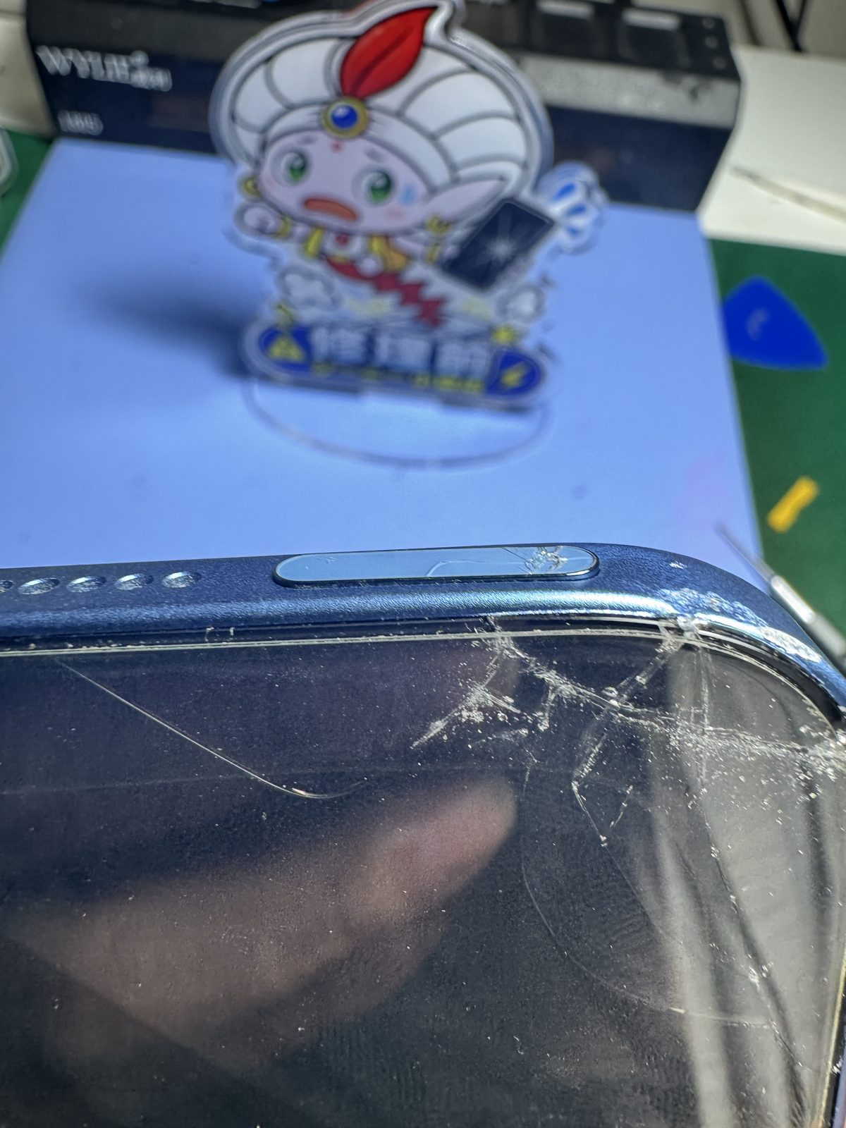 ガラスとスリープボタンが割れたiPad第10世代の修理前