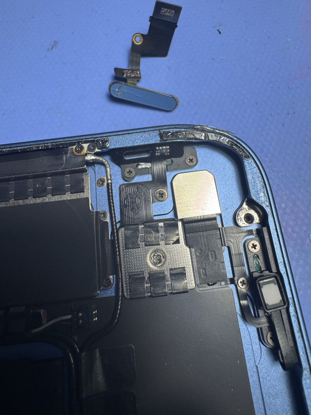 iPad第10世代のスリープボタンと内部ケーブルの修理