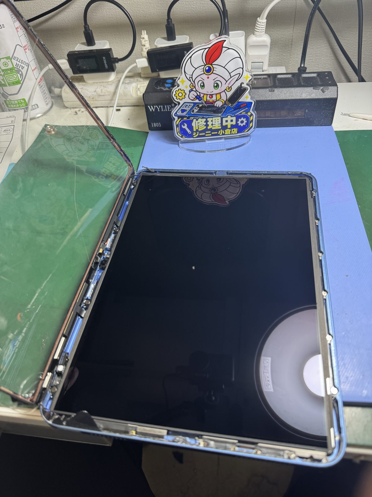 iPad第10世代のフロントガラスを開けて修理している様子