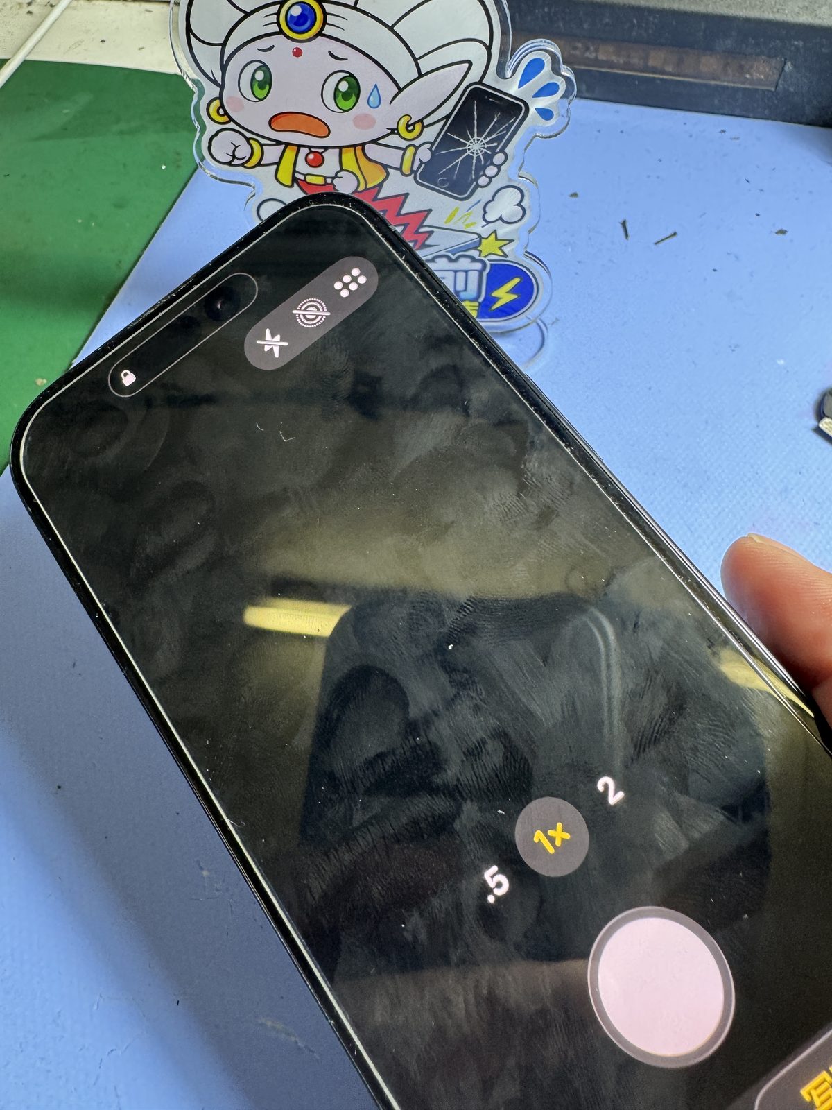 リアカメラの撮影画面が真っ黒になったiPhone 16