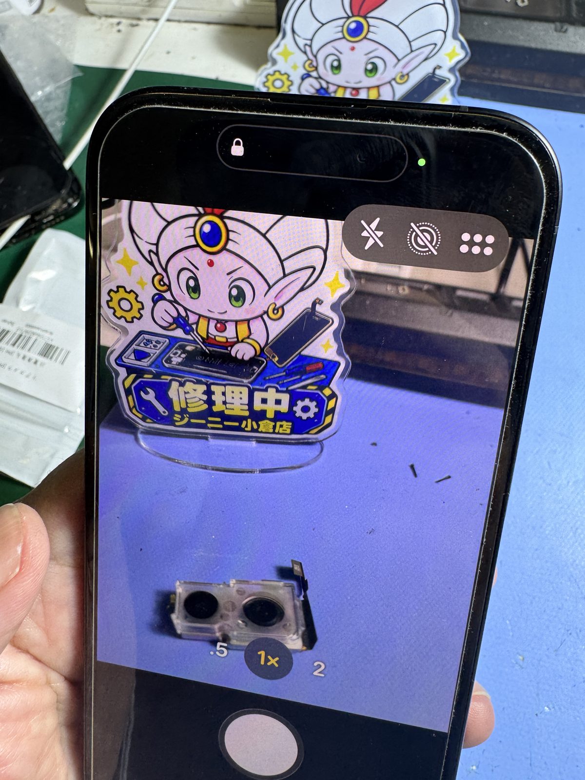 リアカメラ交換後に撮影確認を行うiPhone 16