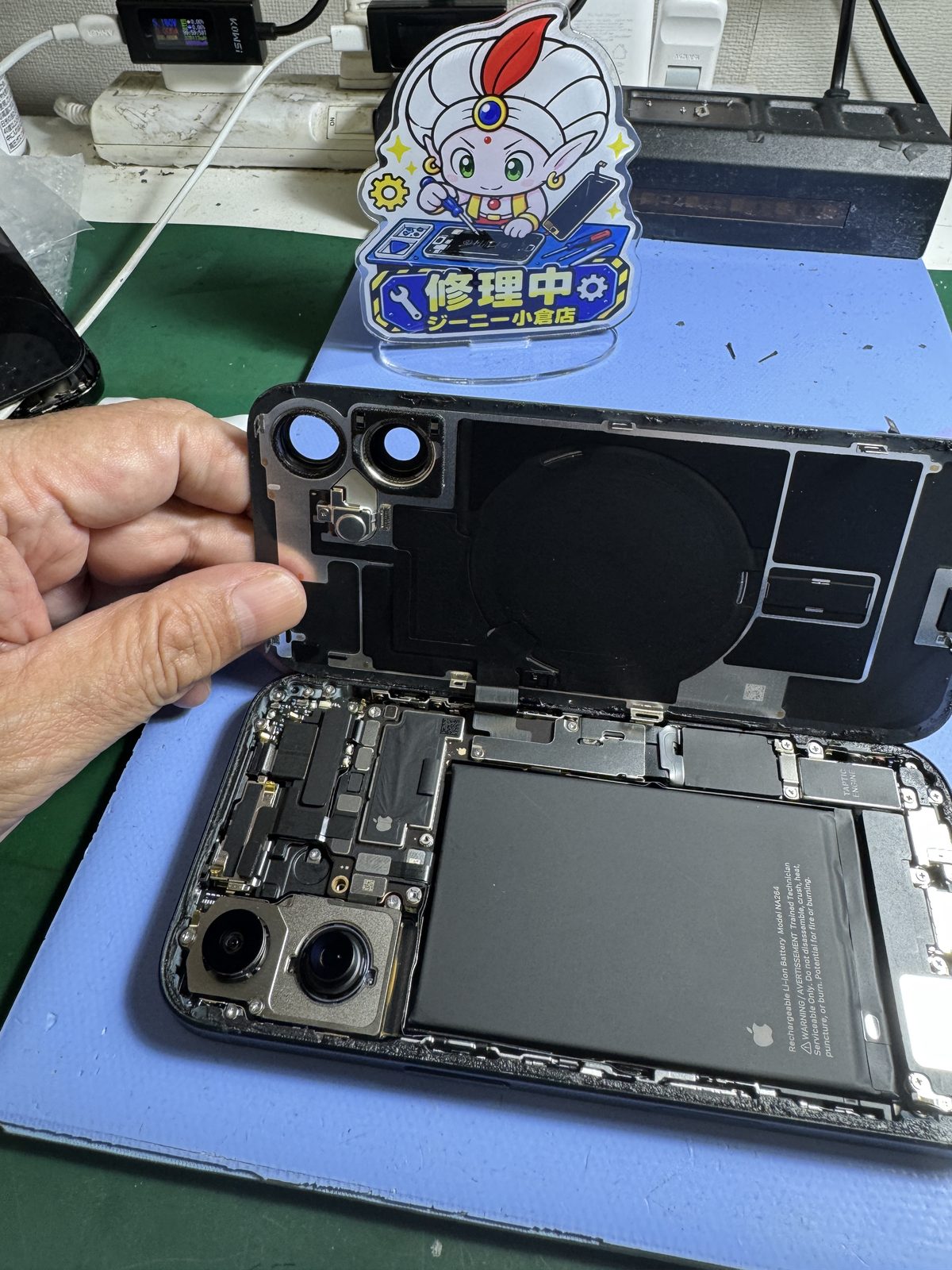 iPhone 16のリアカメラ交換作業