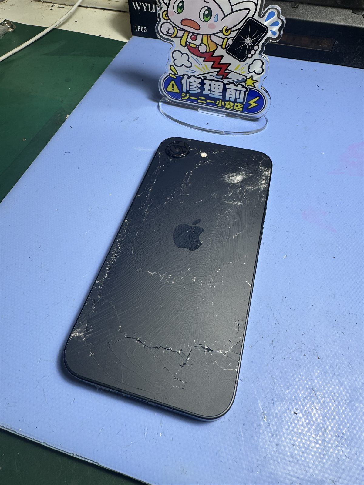 背面ガラスが大きく割れたiPhone 16eの修理前