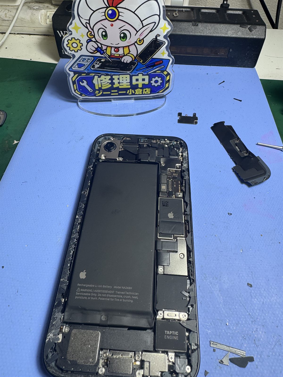 バックガラスを取り外したiPhone 16eの内部