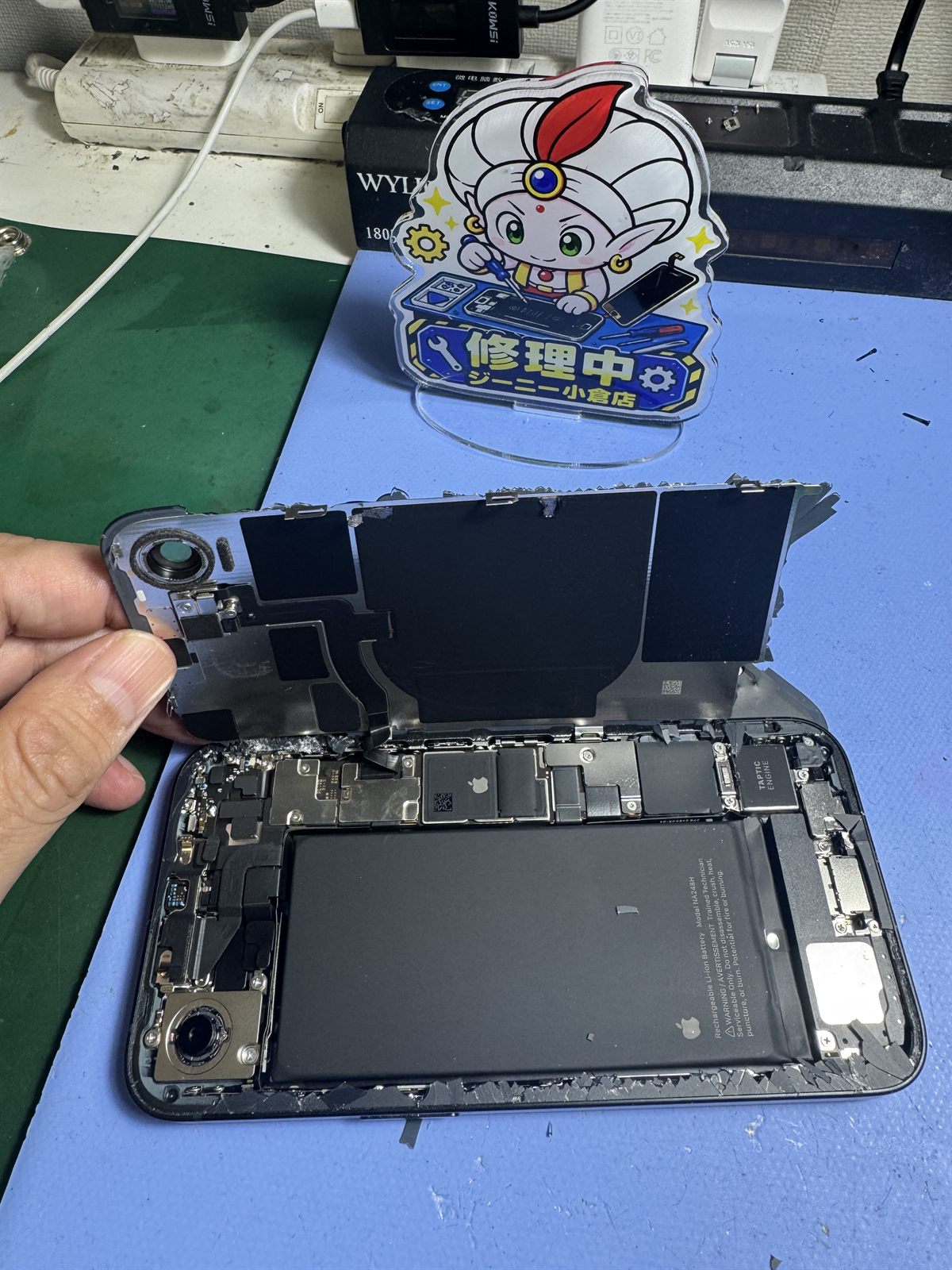 iPhone 16eのバックガラスを取り外している修理工程
