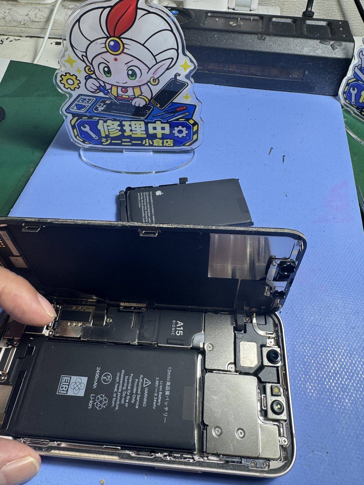 iPhone 13 miniを分解してバッテリーを交換している様子