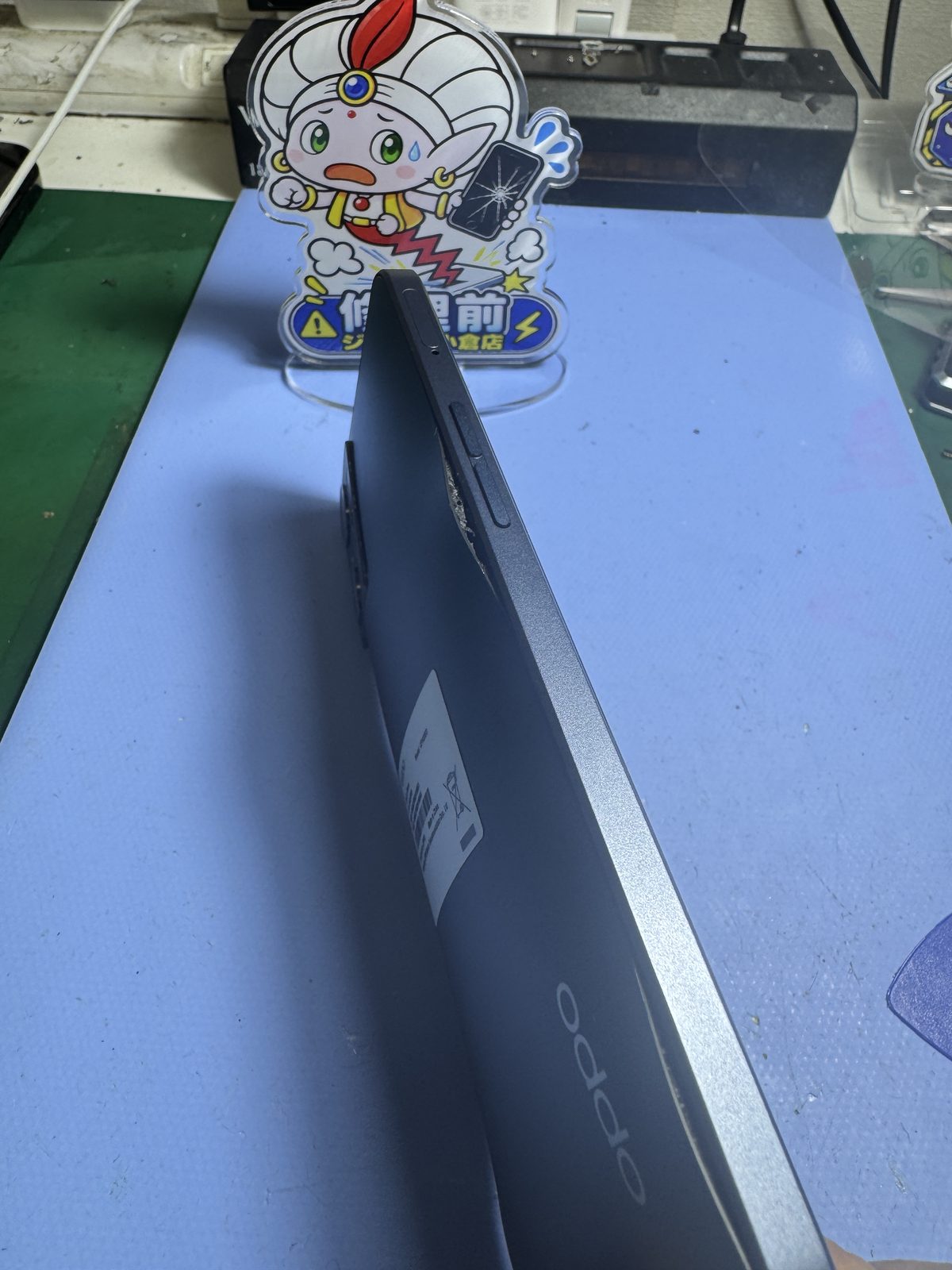 バッテリー膨張によって背面パネルが浮いたOPPO Reno7 A