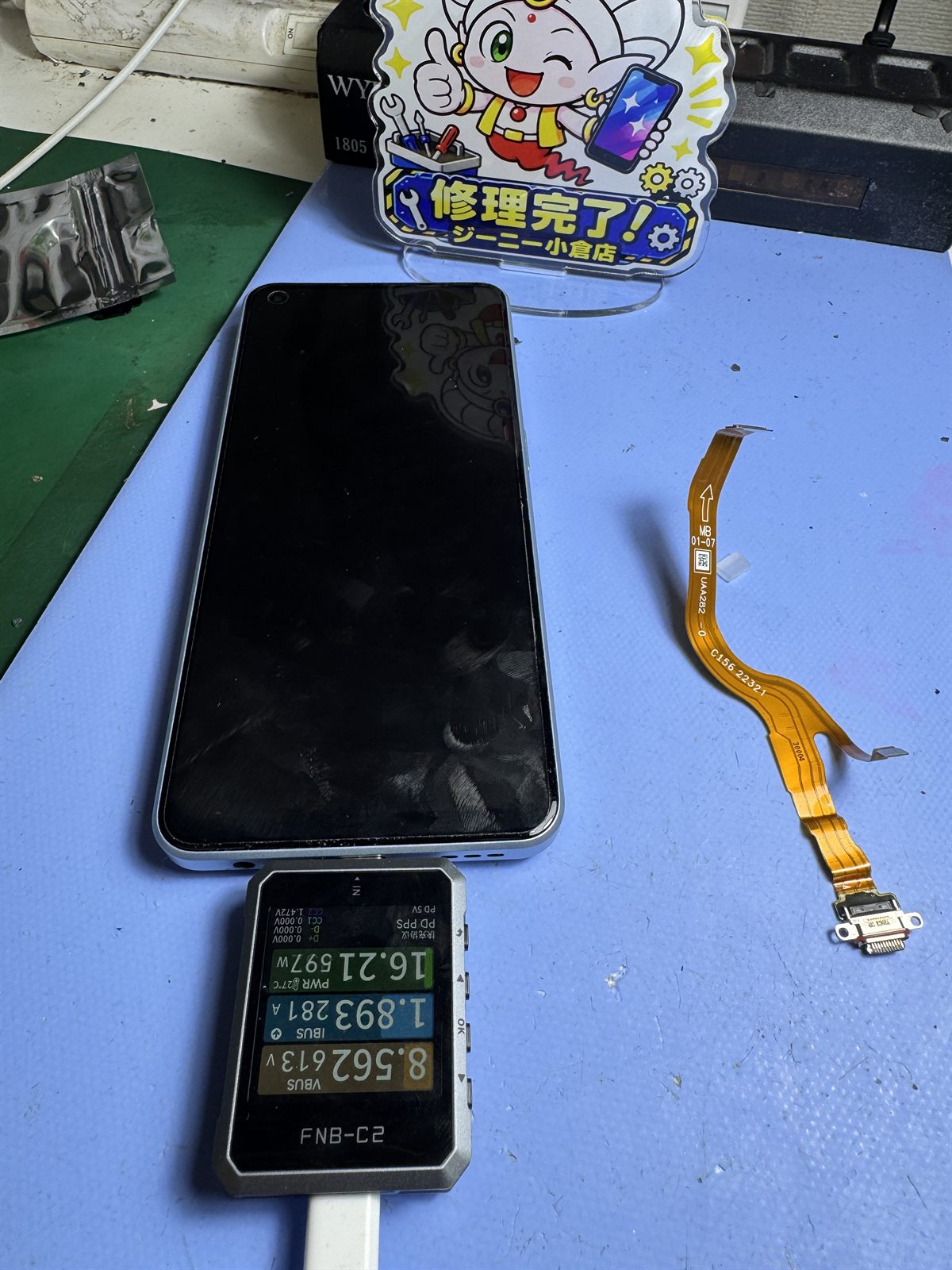 充電口交換後に通電確認を行うOPPO Reno7 A