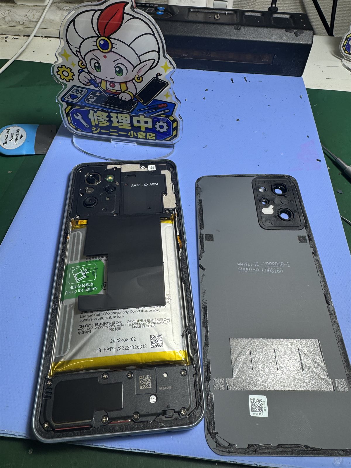 背面から分解したOPPO Reno7 Aの内部