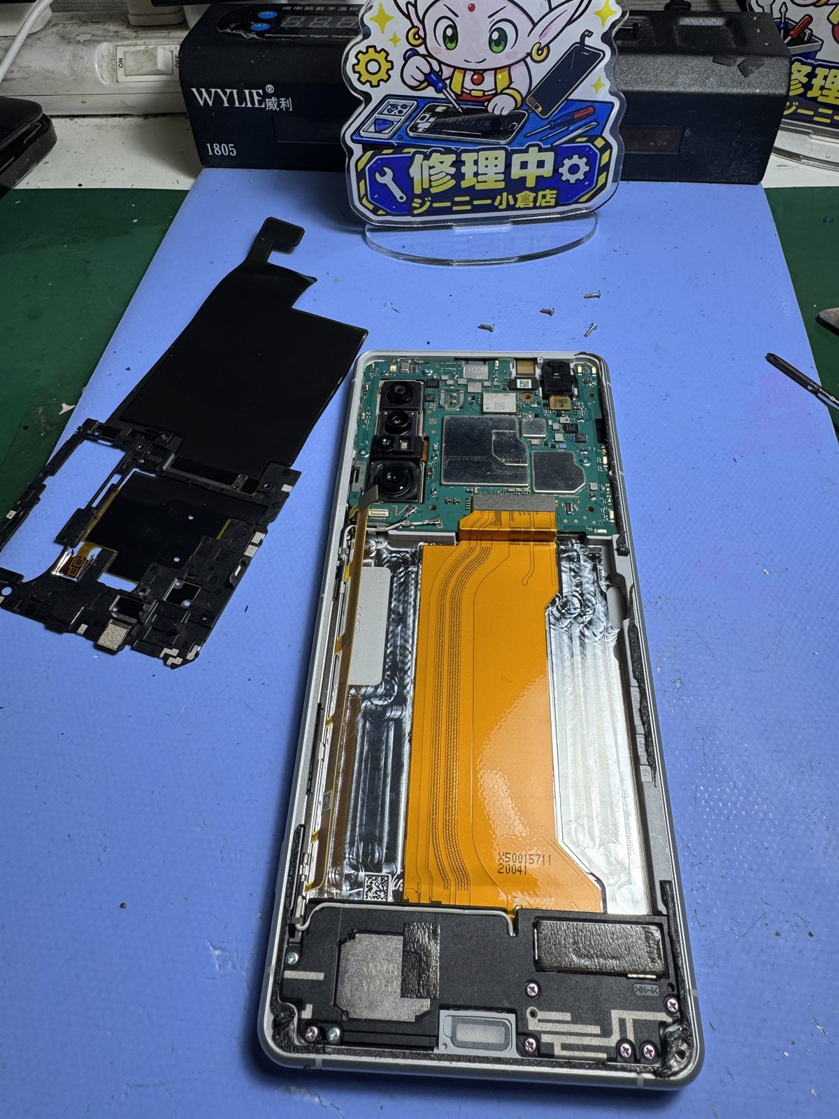 Xperia 1 IIからバッテリーを取り外した状態
