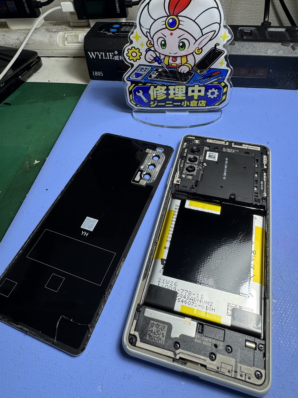 Xperia 1 IIの背面パネルを取り外した状態