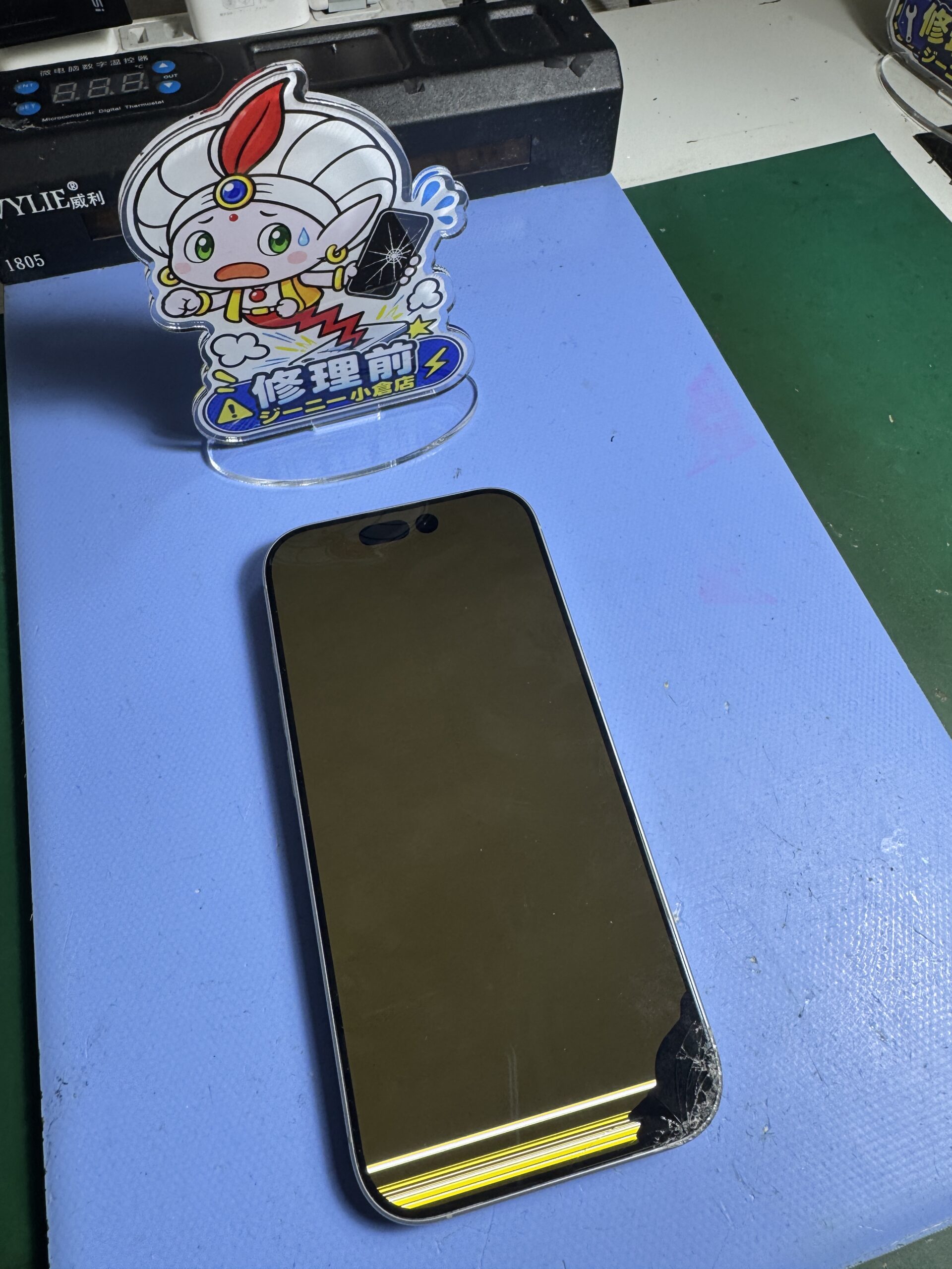 落下後に画面の表示不良が発生したiPhone 17