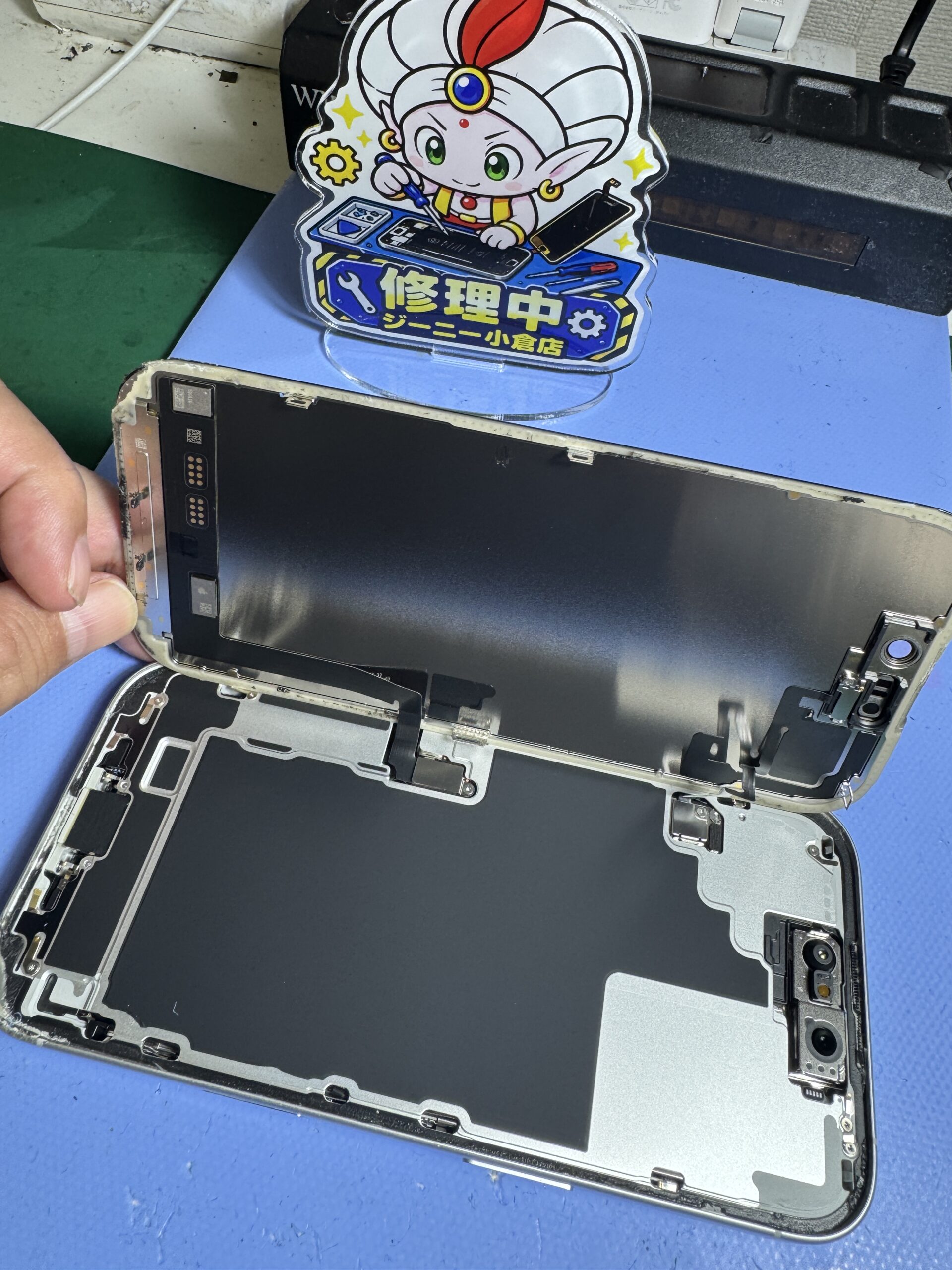 iPhone 17を分解して画面パネル交換を行っている様子
