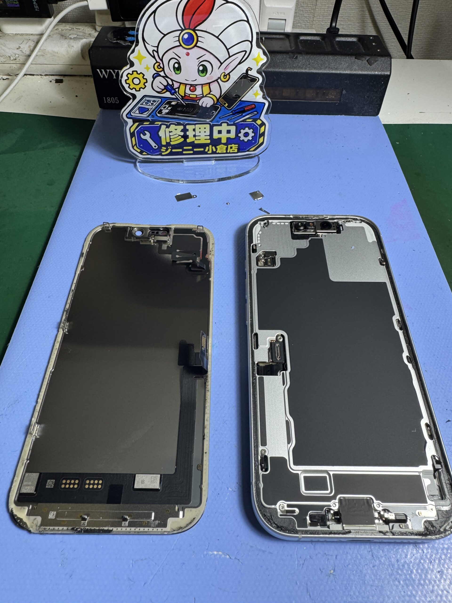 iPhone 17の故障した画面パネルを取り外す修理作業