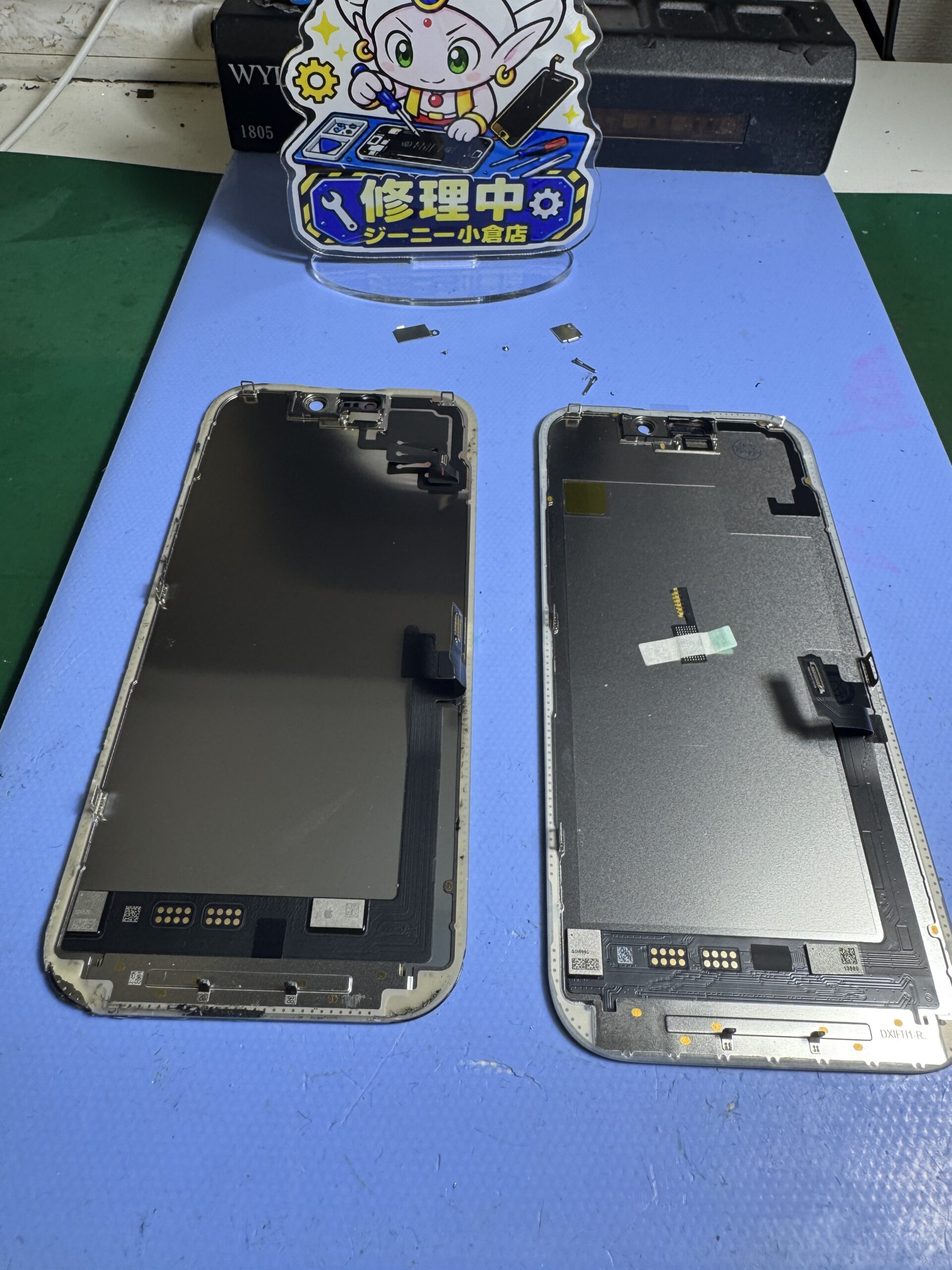 iPhone 17に新しい画面パネルを取り付けている様子